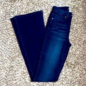Size 1/25 high rise dark wash flare jeans. 33in inseam. No holes or distressing.